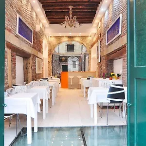 Al Mascaron Ridente Venice
